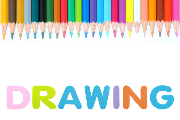 Цветные карандаши ряд с алфавитной губкой резины текста "DRAWING" на белом фоне
.