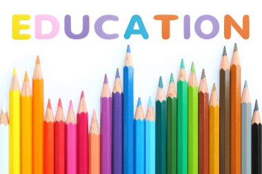 Renkli kalemler dalga ile alfabe sünger lastik metin 