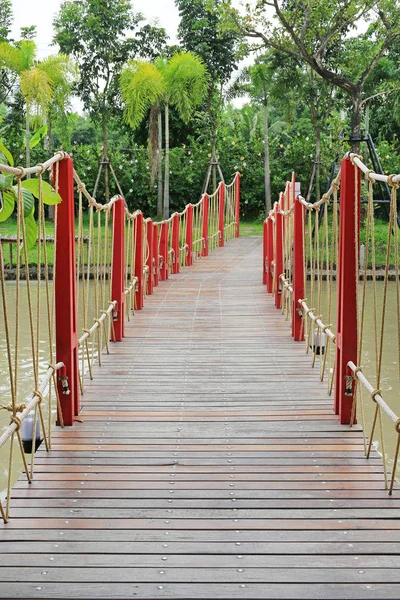 徒歩横断川の木製のロープ吊り橋 — ストック写真