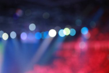 Bulanıklaştırma merkezi sahnede parlayan konser ışık.