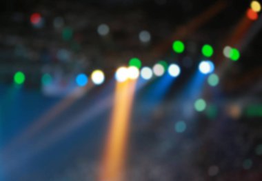 Sahne ışıkları üzerinde bir konser arka plan bulanık.
