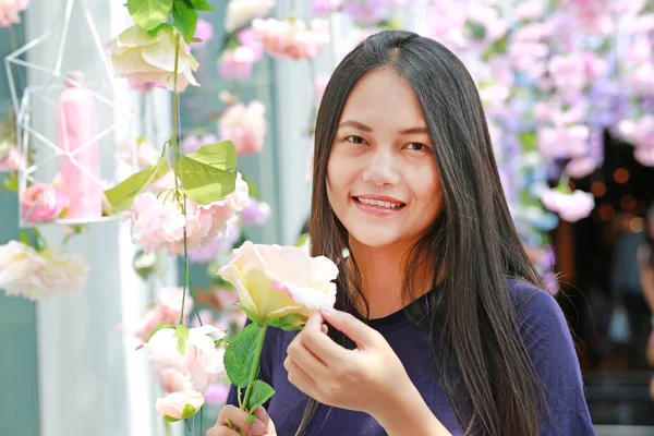 Όμορφη Νεαρή Ασιατική Γυναίκα Που Ποζάρει Άνθη Έναν Κήπο — Φωτογραφία Αρχείου