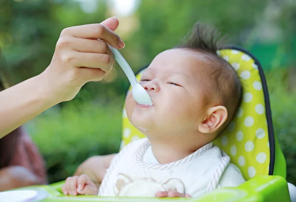 Mãe Alimentação Alimentos Para Crianças Cadeira Bebê Jardim — Fotografia de Stock