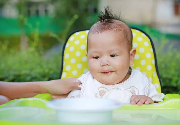 Adorable Bebé Niño Sentado Silla Comiendo Comida Por Primera Vez — Foto de Stock