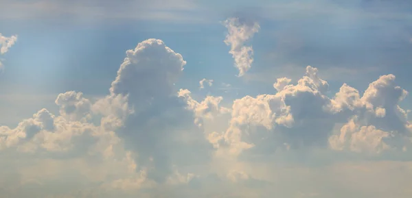 Awan Bengkak Pada Latar Belakang Langit Biru — Stok Foto