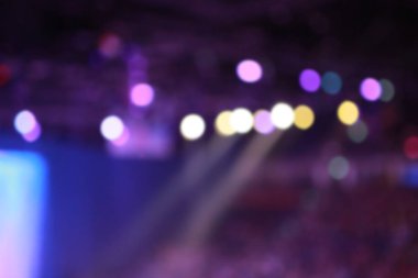 Merkezi sahnede parlayan konser ışık görüntü.