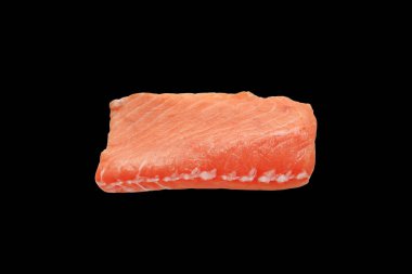 Ham dilimlenmiş somon siyah arka plan üzerinde izole parçası.