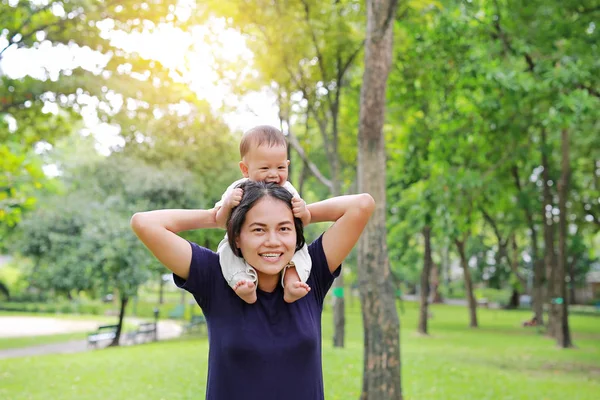 Ibu Muda Asia Yang Cantik Dengan Bayi Laki Laki Yang — Stok Foto