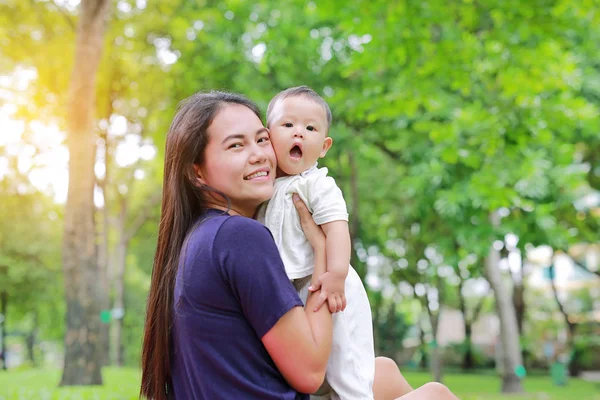 Ibu Asia Membawa Bayi Bayi Laki Lakinya Taman Musim Panas — Stok Foto