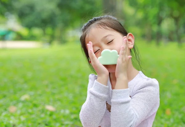 Entzückende Kleine Asiatische Kind Mädchen Riecht Essen Ihren Händen Bei — Stockfoto