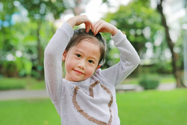 Portret Uśmiechający Się Ładny Asian Dziecko Dziewczynka Zielonym Ogrodzie Dokonaniem — Zdjęcie stockowe