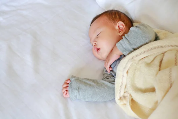 Friedliche Neugeborene Asiatische Baby Junge Schlafen Auf Dem Bett Mit — Stockfoto