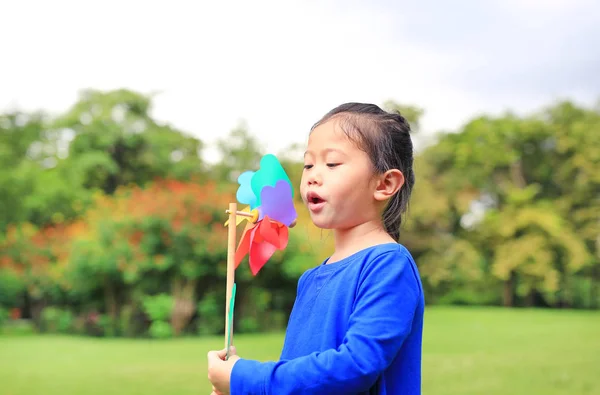 Adorable Petite Fille Asiatique Enfant Soufflant Éolienne Dans Jardin Été — Photo