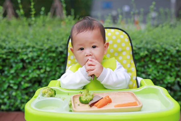 Niño Bebé Asiático Comiendo Por Baby Led Weaning Blw Concepto — Foto de Stock