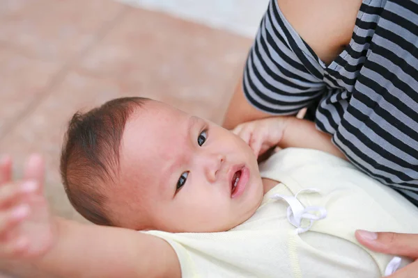 Close Aziatische Babyjongen Liggen Knuffel Van Moeder Met Uitziende Camera — Stockfoto