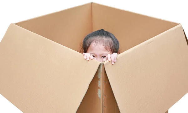 Pequena Menina Asiática Brincando Peekaboo Mentir Grande Caixa Papelão Isolado — Fotografia de Stock