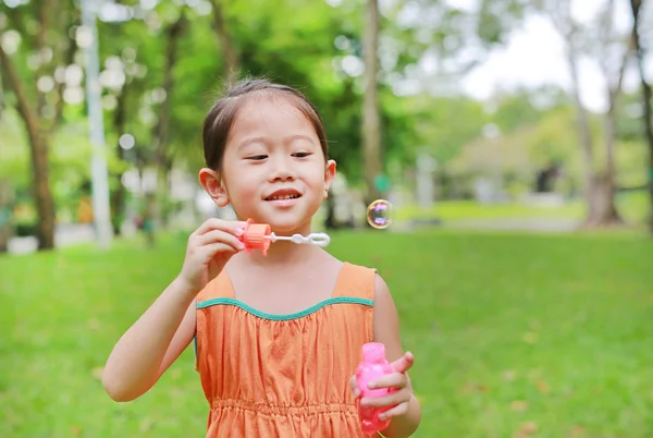 Niedliches Kleines Mädchen Spielt Blase Park — Stockfoto