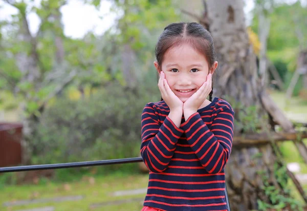 Πορτρέτο Του Χαμογελώντας Παιδάκι Ασιατικό Κορίτσι Αγγίζει Μάγουλό Της Βλέπουν — Φωτογραφία Αρχείου