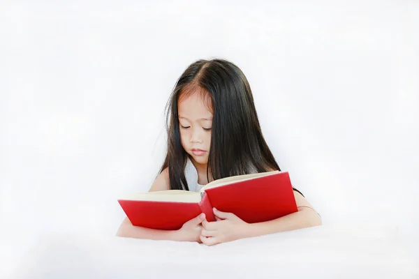 Hermosa Niña Asiática Leyendo Libro Tapa Dura Acostado Con Almohada — Foto de Stock