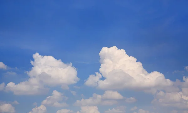 Bentuk Abstrak Awan Putih Pada Latar Belakang Langit Biru — Stok Foto