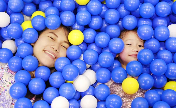 Lycklig Mamma Och Lilla Flicka Som Leker Med Färg Plastbollar — Stockfoto