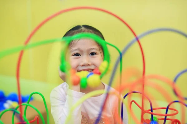 Close Menina Asiática Jogando Brinquedo Educativo Para Desenvolvimento Cérebro Sala — Fotografia de Stock