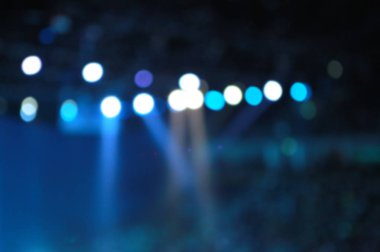 Sahne ışıkları üzerinde bir konser arka plan bulanık.