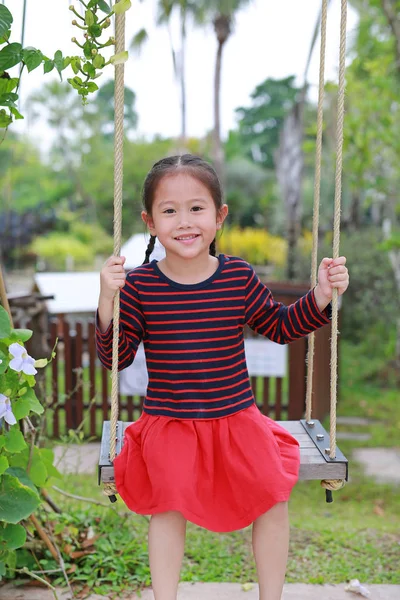 Retrato Sorrindo Pequena Menina Asiática Brincar Sentado Balanço Parque Natureza — Fotografia de Stock