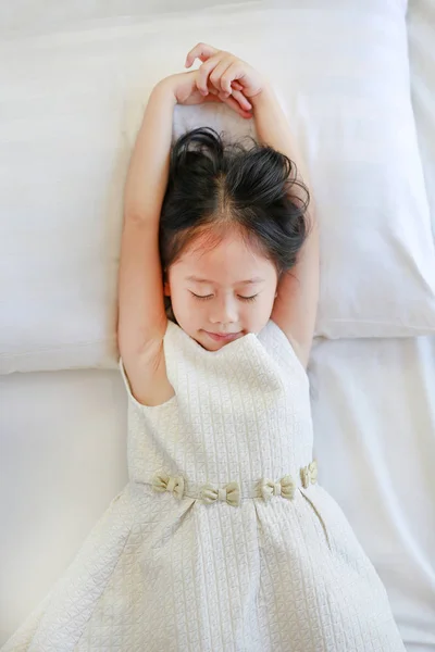 Szczęśliwy Piękne Azjatki Dziecko Dziewczynka Leżąc Łóżku Góry — Zdjęcie stockowe