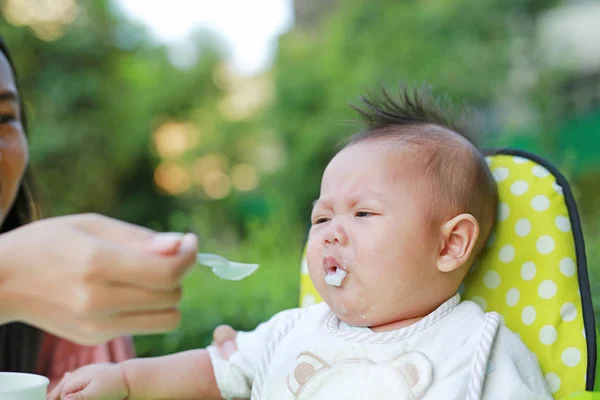 Zbliżenie Dłoni Matki Żywienie Usta Niemowląt Baby Spoon — Zdjęcie stockowe