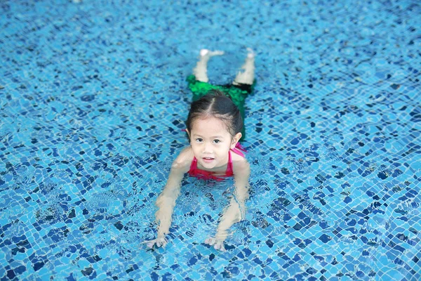 귀여운 아시아 수영의 수영장에서 재미가 — 스톡 사진