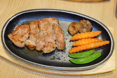 Ahşap tahta üzerinde sebzeli ızgara sığır eti biftek servis