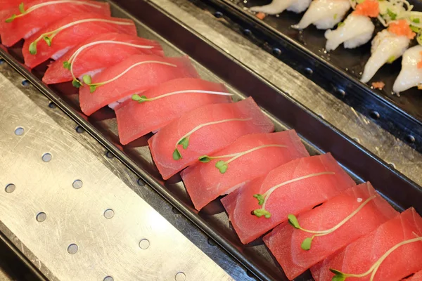 Atún Nigiri Sushi Una Bandeja Negra — Foto de Stock