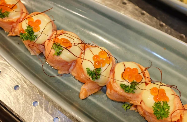 Würzige Lachsrolle Japanisches Essen — Stockfoto