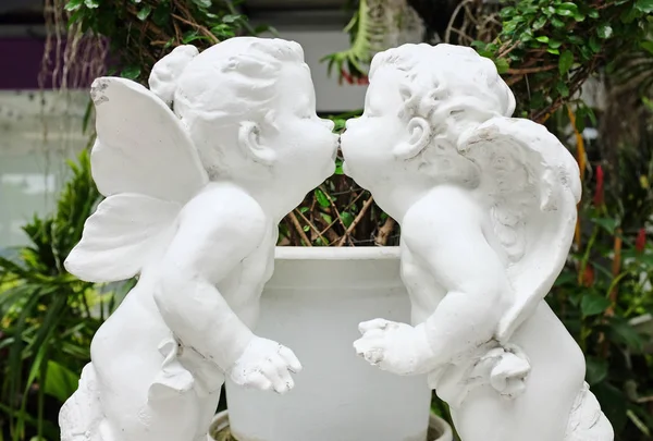Statua Cupido Con Baci — Foto Stock