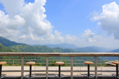 Dışkı manzara teras ile bulut ve mavi gökyüzü güneşli gün, bakış, satır.