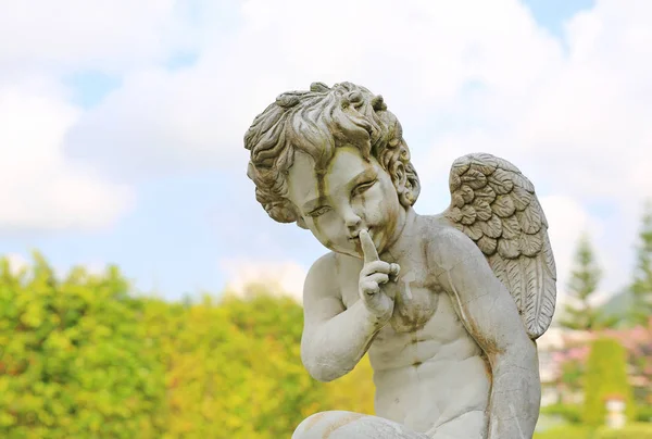 Cupid Sochařství Letní Zahradě Venkovní — Stock fotografie