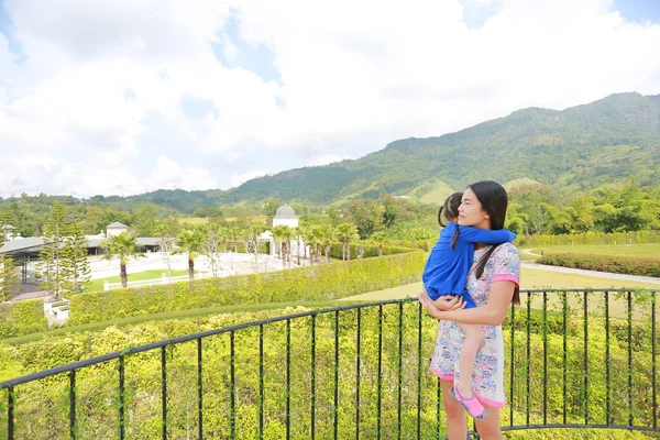 Asiática Mãe Carregando Filha Varanda Encosta Com Vista Para Fora — Fotografia de Stock