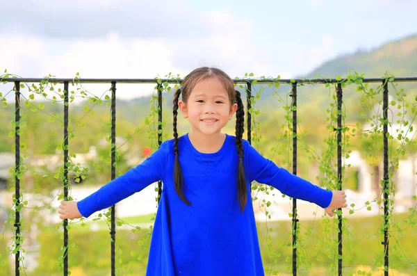 Χαμογελαστό Κοριτσάκι Στέκεται Στο Μπαλκόνι Μπαρ Και Βλέπει Πρωί Κάμερα — Φωτογραφία Αρχείου
