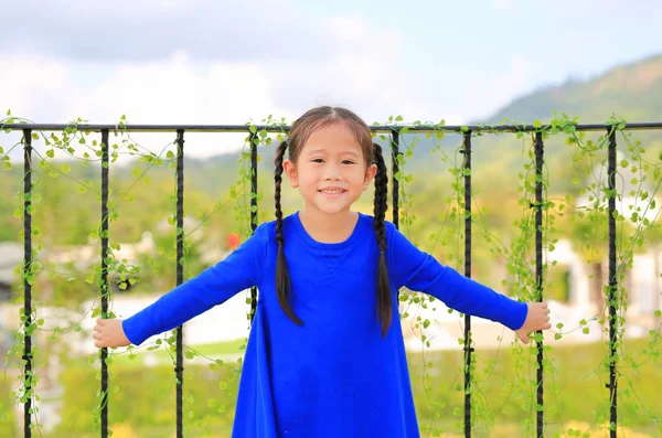 Petite Fille Souriante Debout Dans Les Bars Balcon Regardant Caméra — Photo