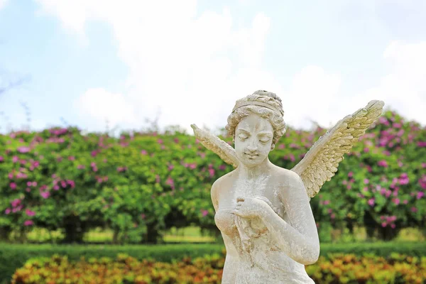 Una Hermosa Estatua Ángel Jardín — Foto de Stock