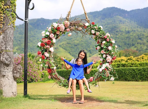 Asijská Matka Její Dcera Sedí Krásný Koš Swing Květinou Barevné — Stock fotografie