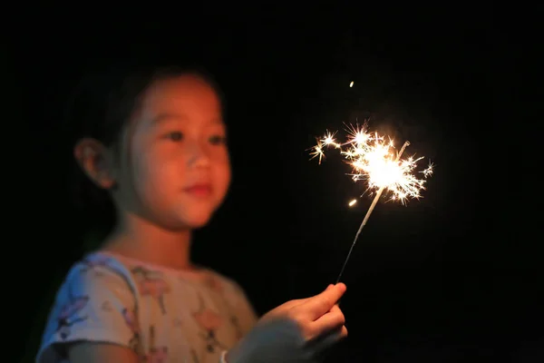 Ázsiai Lány Játék Tűz Csillagszórók Sötétben — Stock Fotó