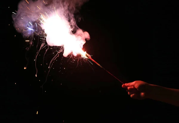 クローズ アップ子手火花火祭では暗闇の中で — ストック写真