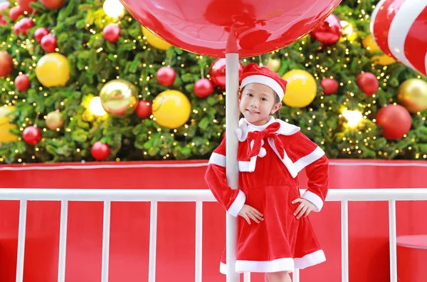 Bedårande Liten Barn Flicka Santa Kostym Med Nuvarande Jul Bakgrund — Stockfoto