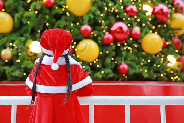 Заднього Виду Маленька Дитина Дівчина Санта Костюм Дивлячись Ялинку Різдвом — стокове фото
