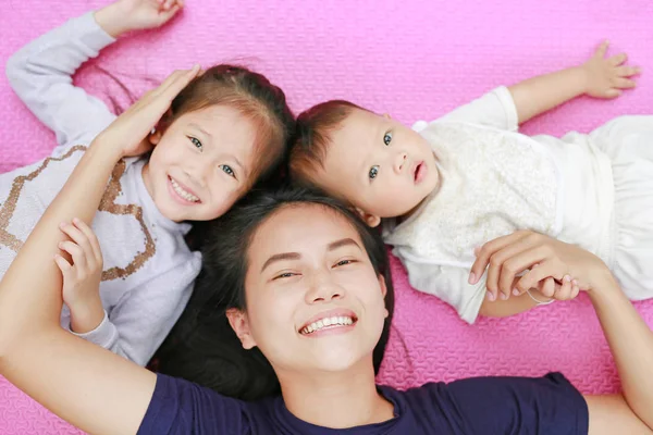 Anak Perempuan Ibu Muda Yang Bahagia Dan Anak Laki Laki — Stok Foto