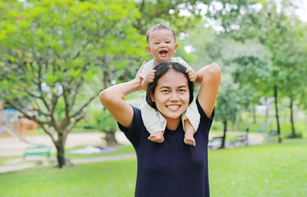 Ibu Muda Asia Yang Cantik Dengan Bayi Laki Laki Yang — Stok Foto