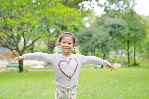 Porträt Lächelnder Kleiner Asiatischer Kinder Öffnete Ihre Hände Grünen Garten — Stockfoto