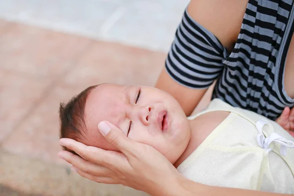 Aziatische Moeder Bedrijf Schreeuwen Pasgeboren Babyjongen — Stockfoto
